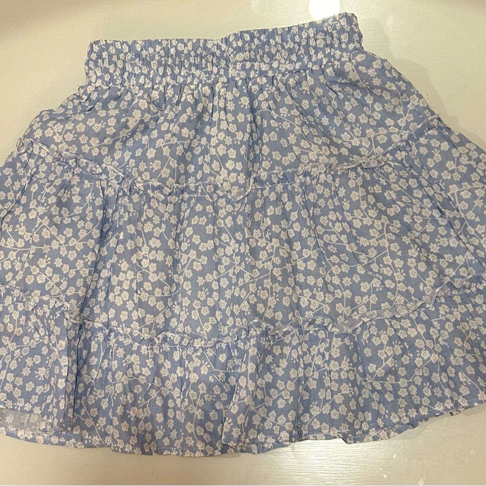 This is a light blue and white flower design from princess Polly.